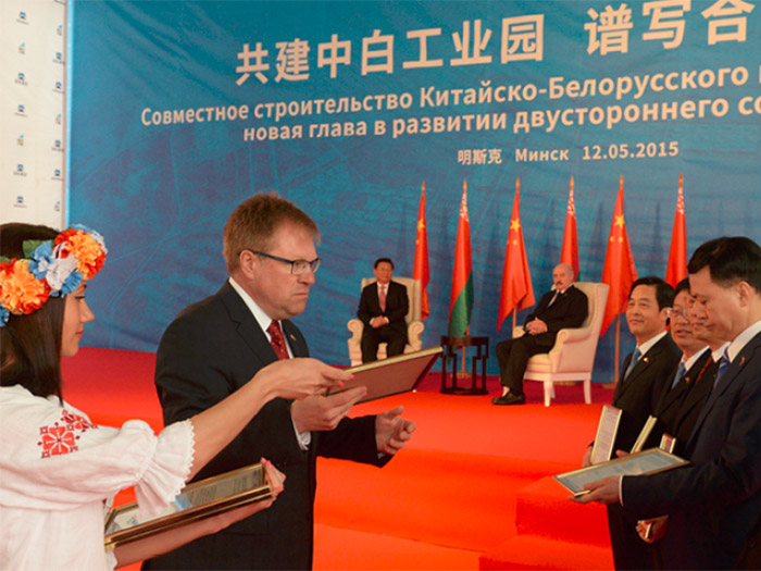  2015年在中国国家主席习近平和白俄罗斯总统卢卡申科的见证下，新筑公司作为首批入园企业入驻中白工业园